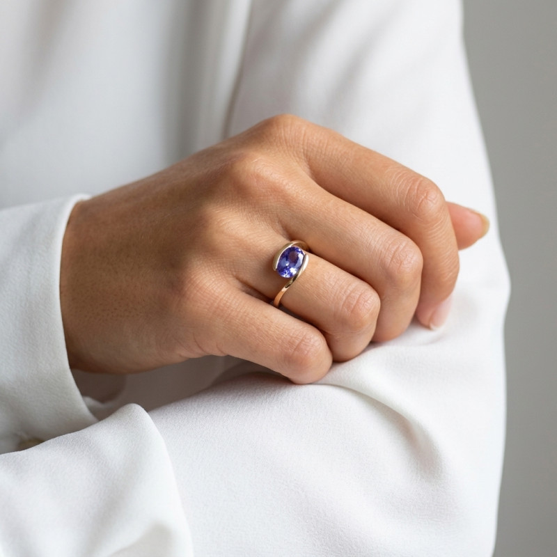 Bague Or jaune 750 Tanzanite Ovale 9.5 x 7.5mm AAA porté