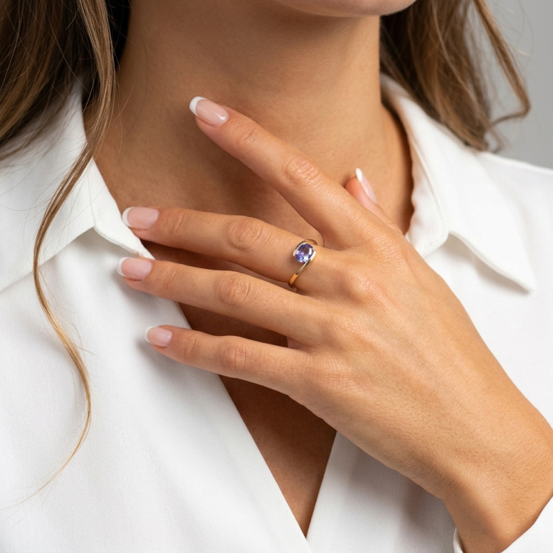 Bague Or Jaune 750 Tanzanite Ovale 9x7mm porté