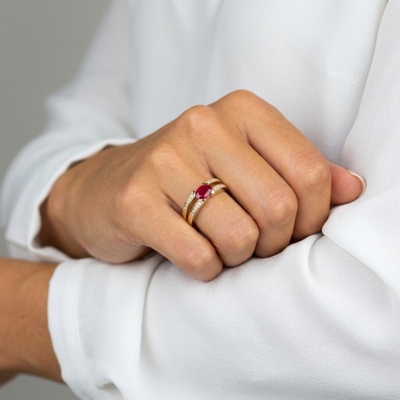 Bague Or Jaune Rubis Ovale 8x6mm et Diamant porté