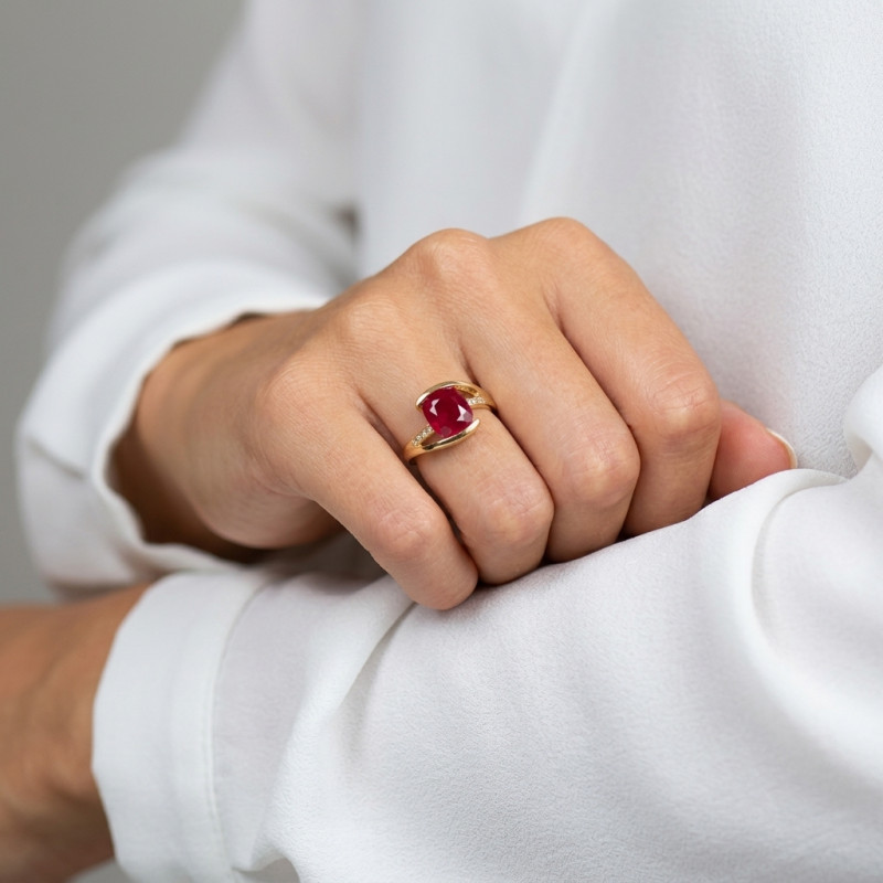 Bague Or Jaune Rubis Ovale 9x7mm et Diamant porté