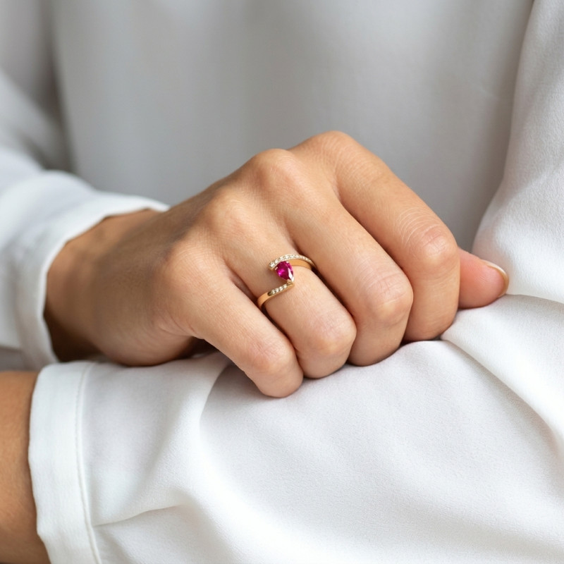 Bague Or Jaune Rubis Poire et Diamant porté