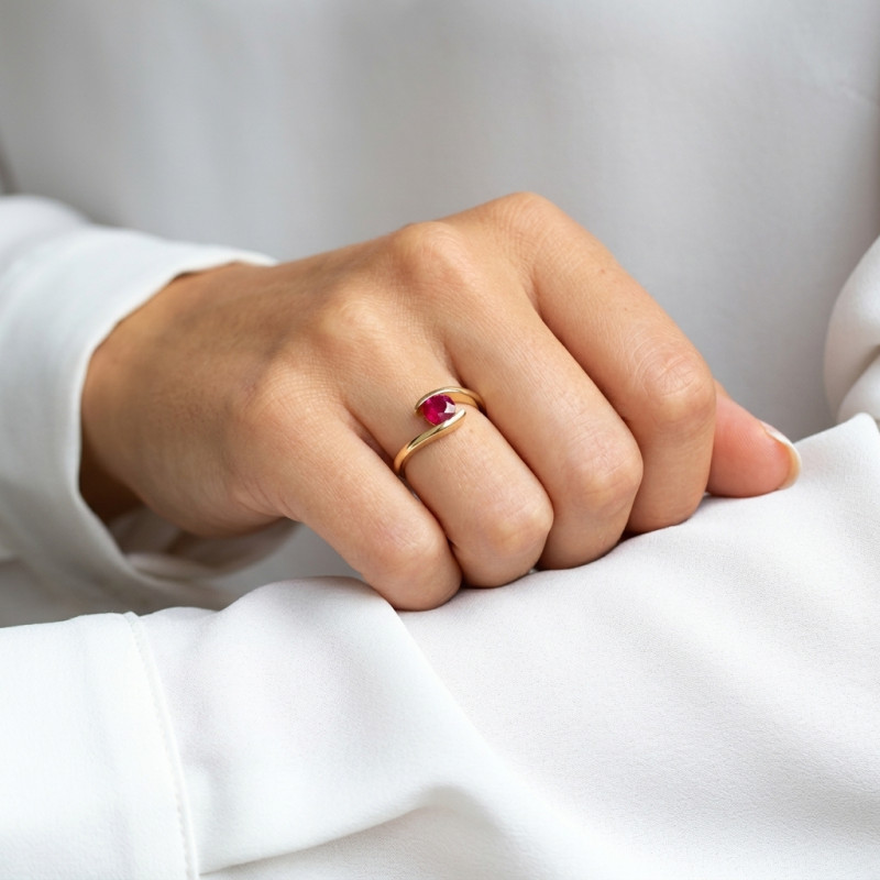 Bague Or Jaune Rubis Rond 5.5mm porté