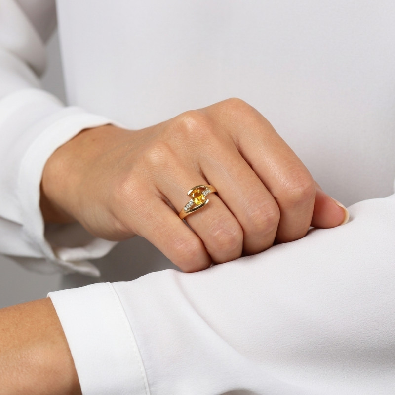 Bague Or Jaune Saphir Orange traité Ovale 7x5mm et Diamant porté