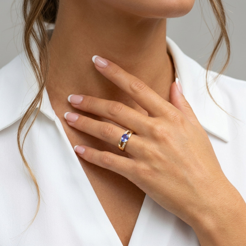 Bague Or Jaune Tanzanite Ovale 8x6mm et Diamants porté
