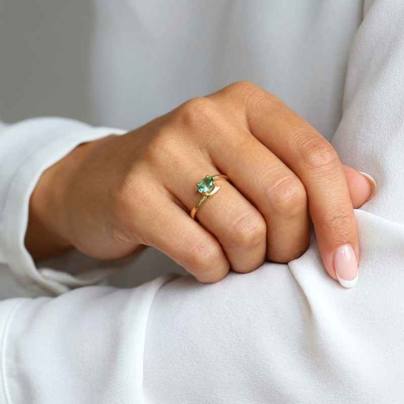 Bague Or Jaune  Tourmaline Verte Ovale 6x4mm porté