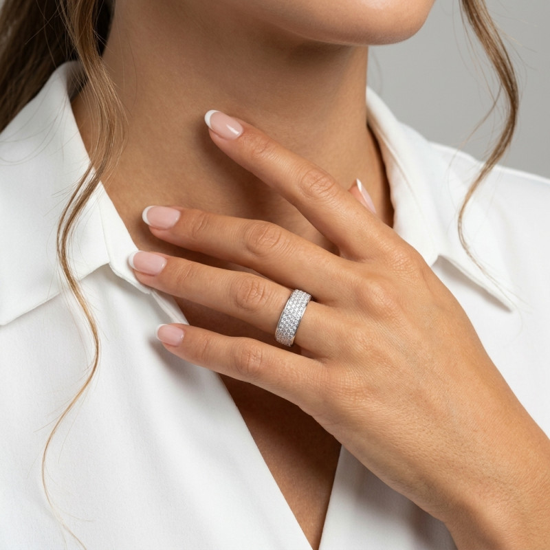 Bague pavage Or Blanc 750 Diamant 0.70 carat porté