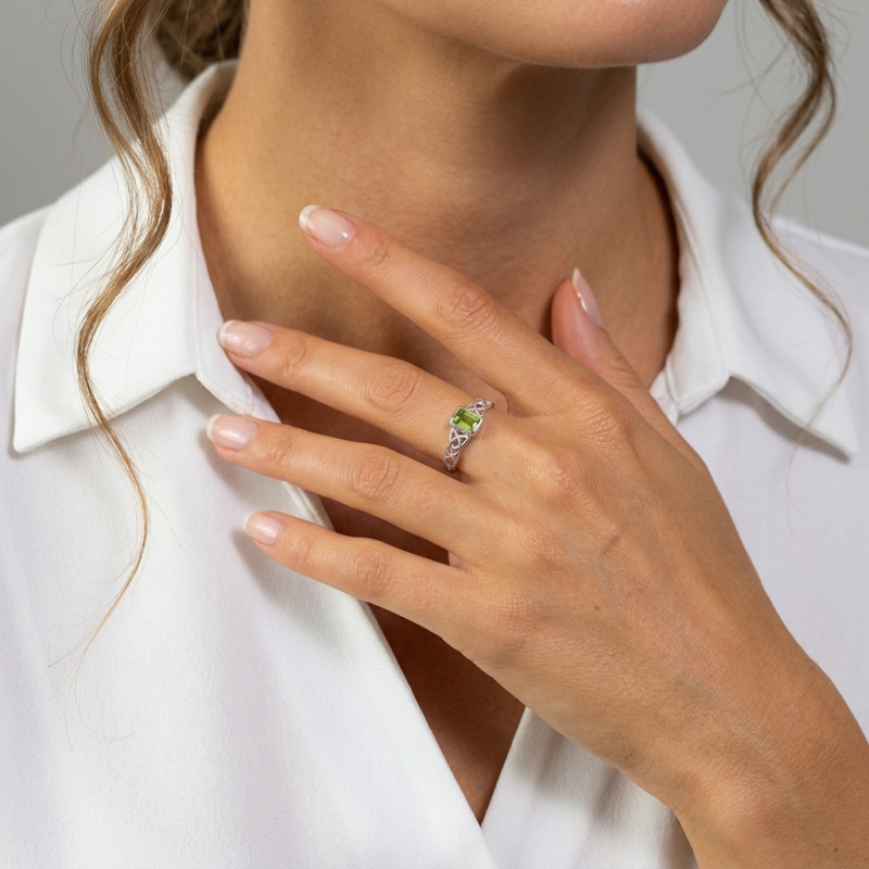 Bague Peridot Argent Motif celtique porté