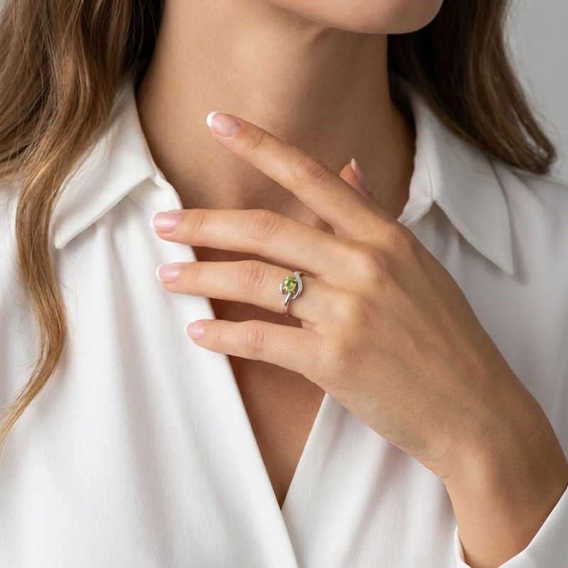 Bague  Péridot Ovale 5x4mm et Diamant en Or Blanc 375 porté