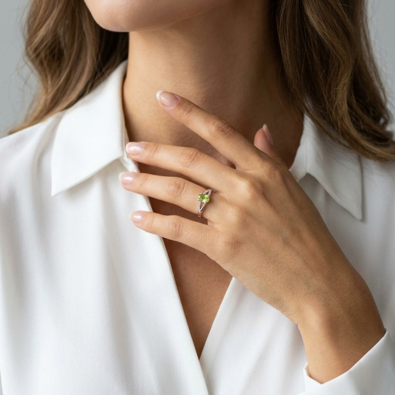 Bague Péridot Ovale 6x4mm et Diamant en Or Blanc 375 porté
