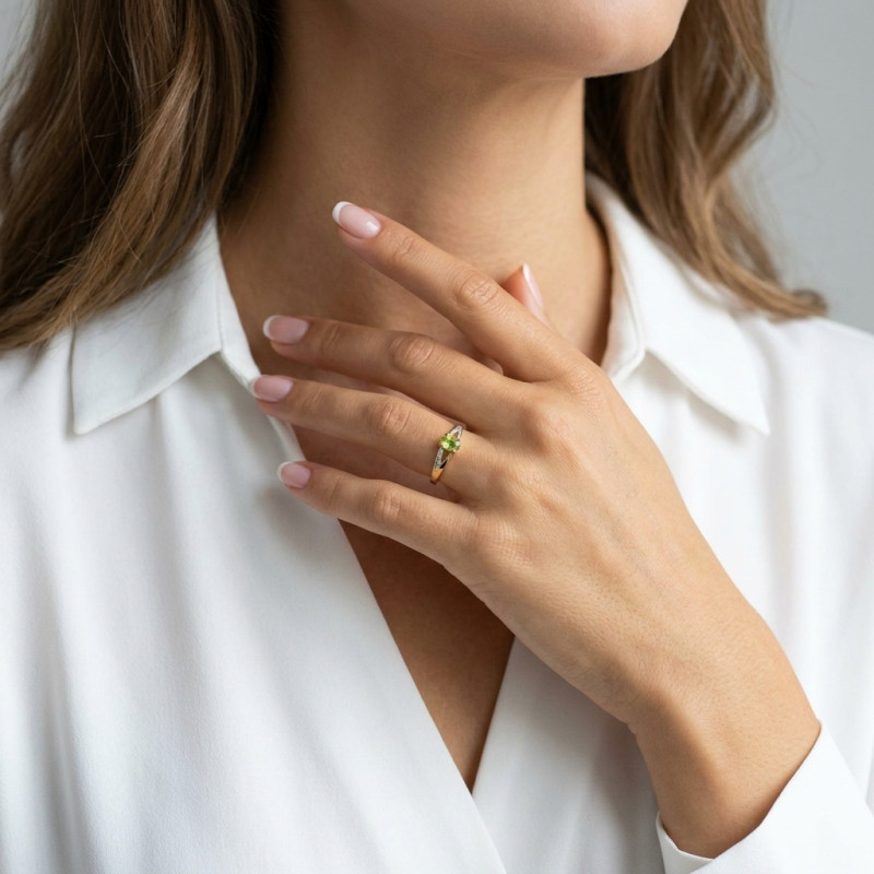 Bague Péridot Ovale 6x4mm et Diamant en Or Jaune 375 porté