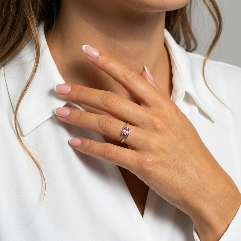 Bague Saphir Rose Ovale 7x5mm Or Blanc 750 porté