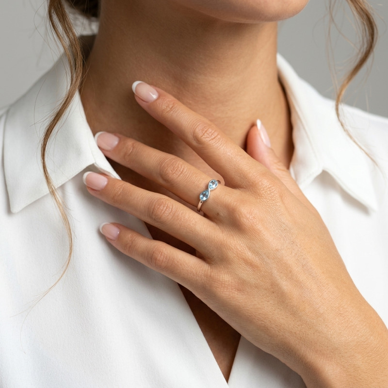 Bague signe infini Argent 925 Rhodié Topaze bleue traitée porté