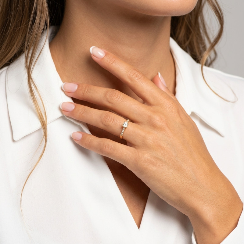 Bague Solitaire accompagné en Or Jaune 750 et Diamants porté