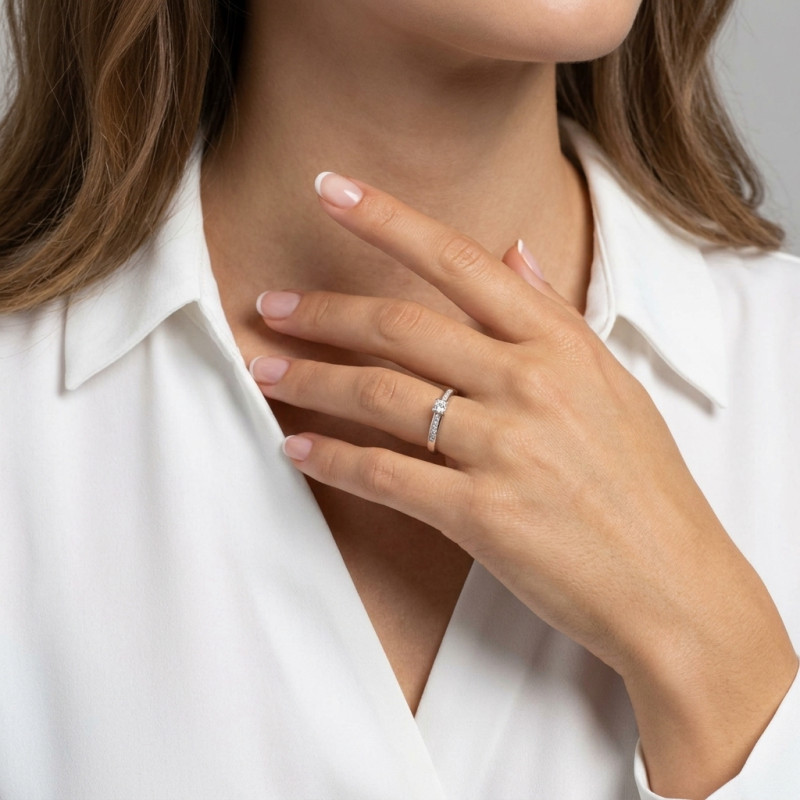 Bague Solitaire accompagné Or Blanc 375 et Oxydes de zirconium porté