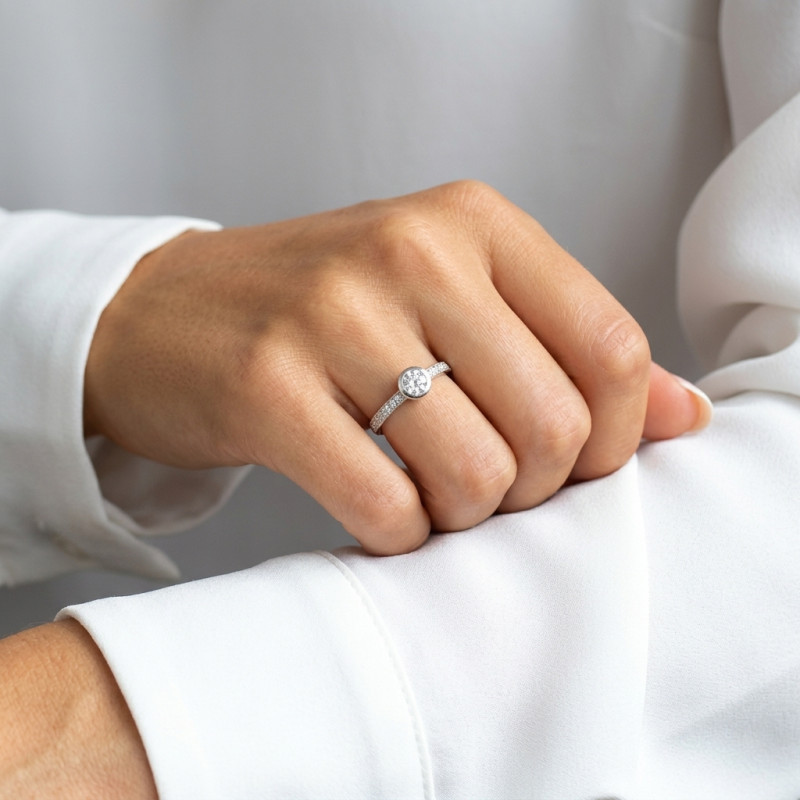 Bague Solitaire Argent 925 Rhodié et Oxyde de zirconium porté