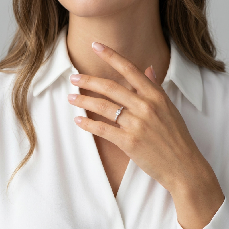 Bague solitaire épaulé en or blanc 375 et oxyde de zirconium porté