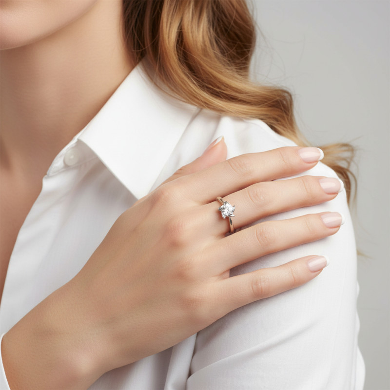 Bague Solitaire Fleur Argent 925 Rhodié et Oxyde de zirconium porté