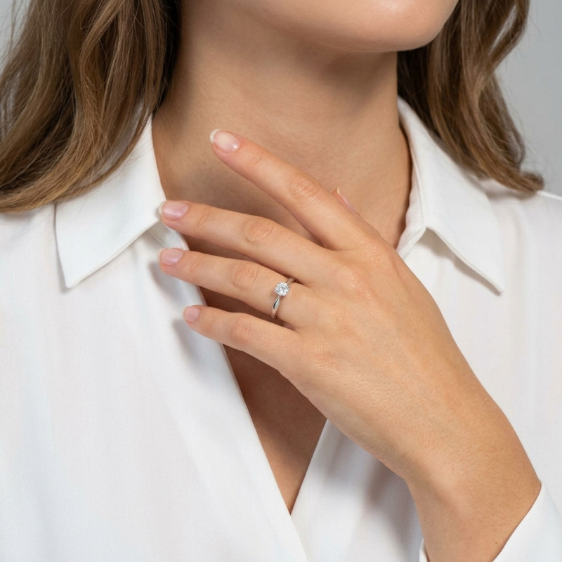 Bague Solitaire Or Blanc 375 et Oxyde de zirconium porté