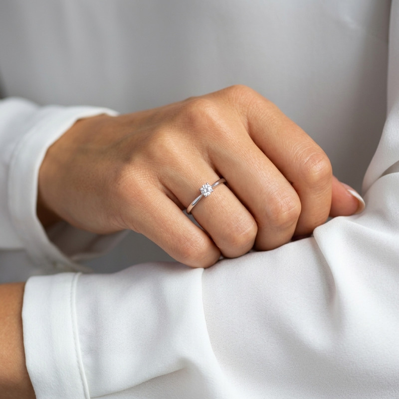 Bague Solitaire Or Blanc 750 Diamant 0.15ct porté