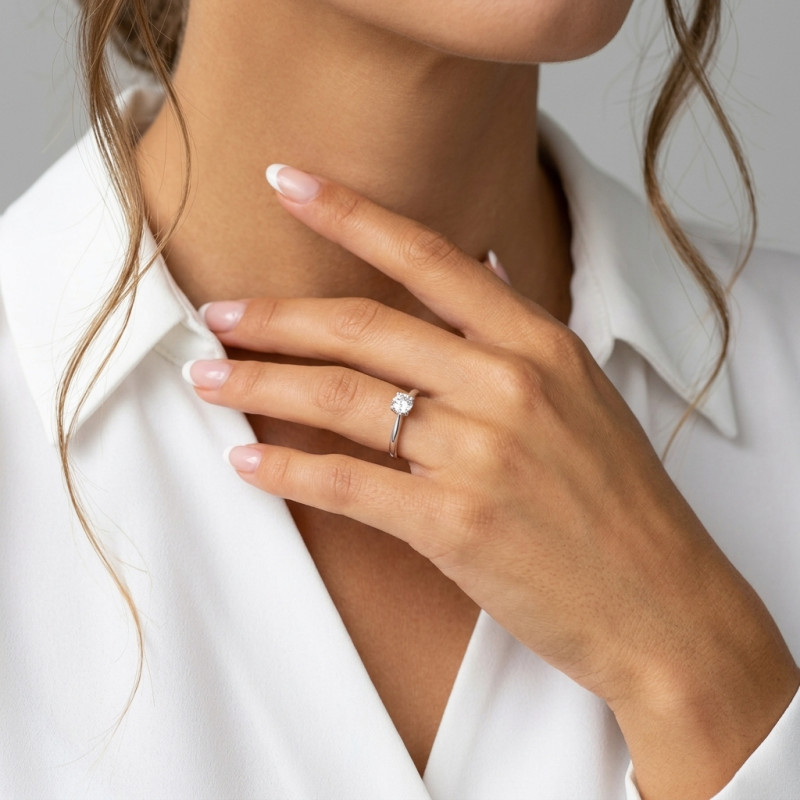 Bague Solitaire Or Blanc 750 Diamant 0.30 carat porté