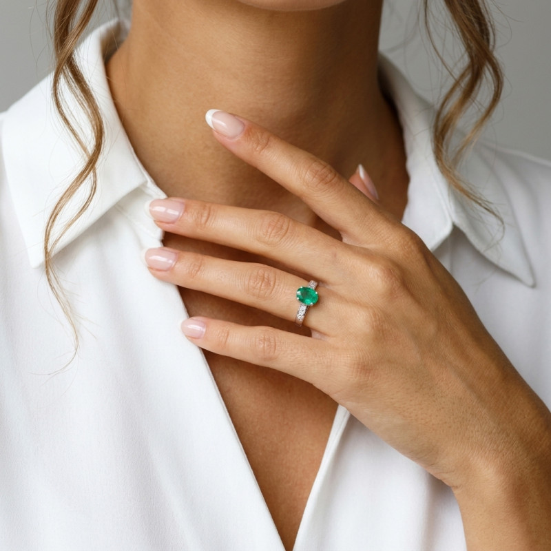 Bague Solitaire Or Blanc 750 émeraude ovale 9x7mm et diamants porté