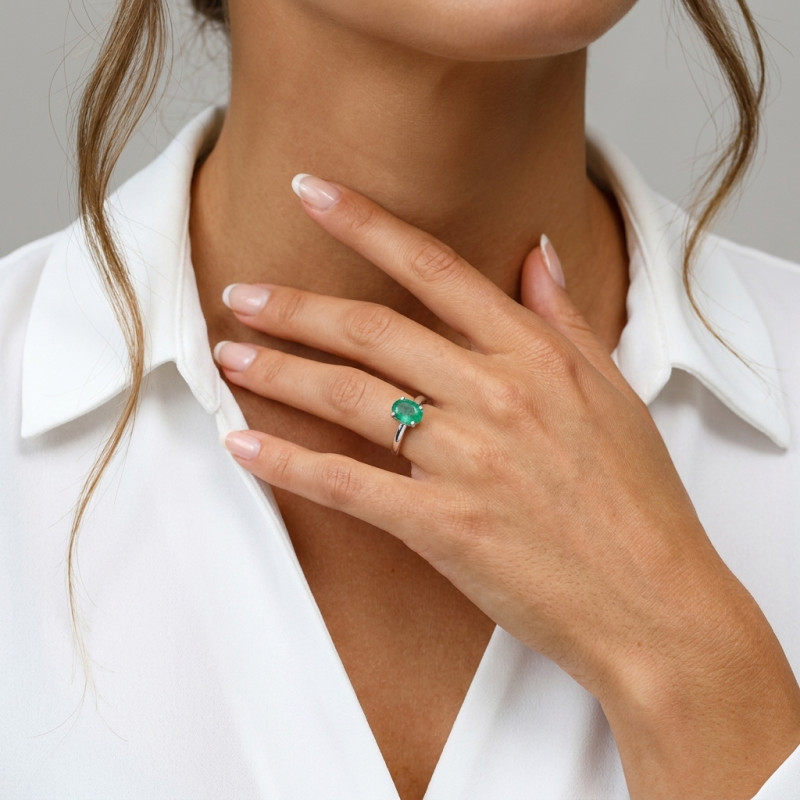 Bague Solitaire Or Blanc 750 émeraude Ovale de 9x7mm porté