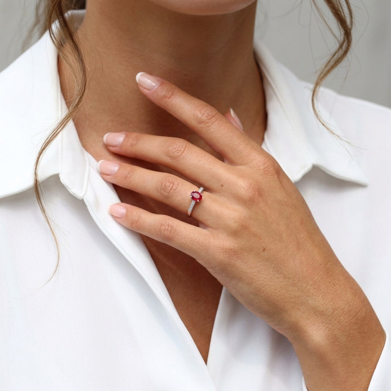 Bague Solitaire Or Blanc 750 Rubis Ovale 7x5mm et Diamant porté