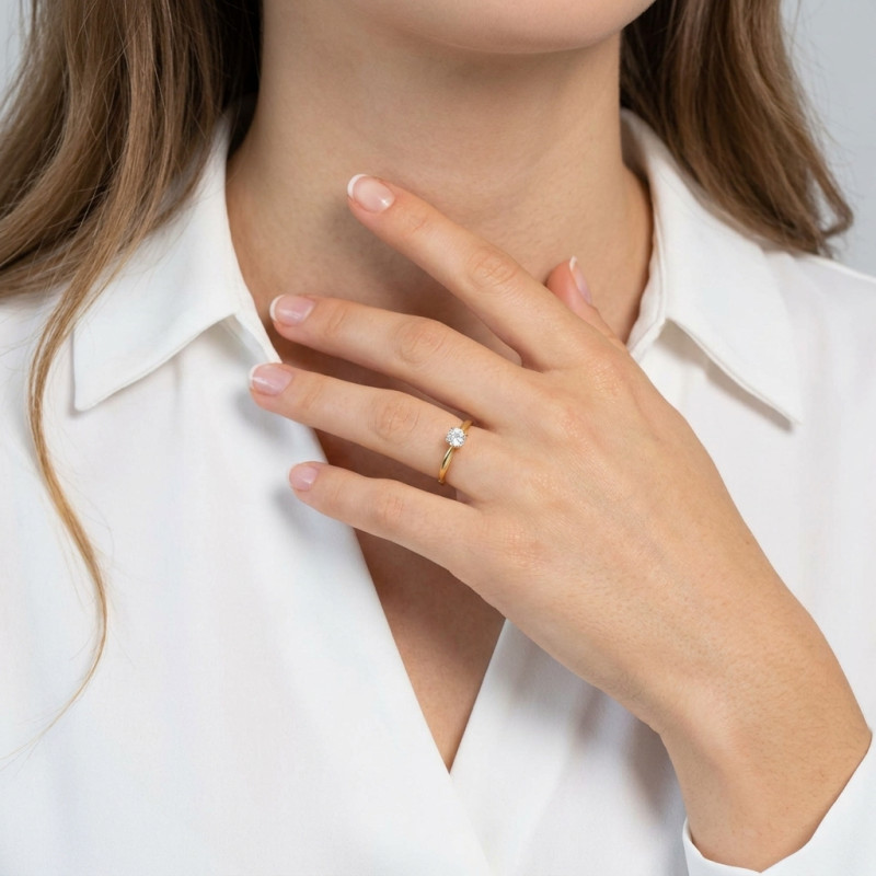 Bague Solitaire Or Jaune 375 et Oxyde de zirconium porté