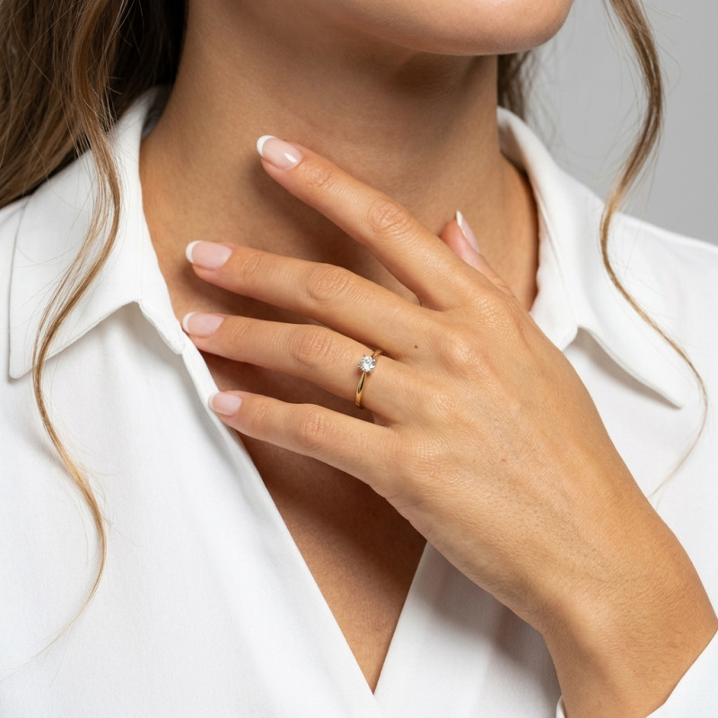 Bague Solitaire Or Jaune 750 Diamant 0,34 carat porté