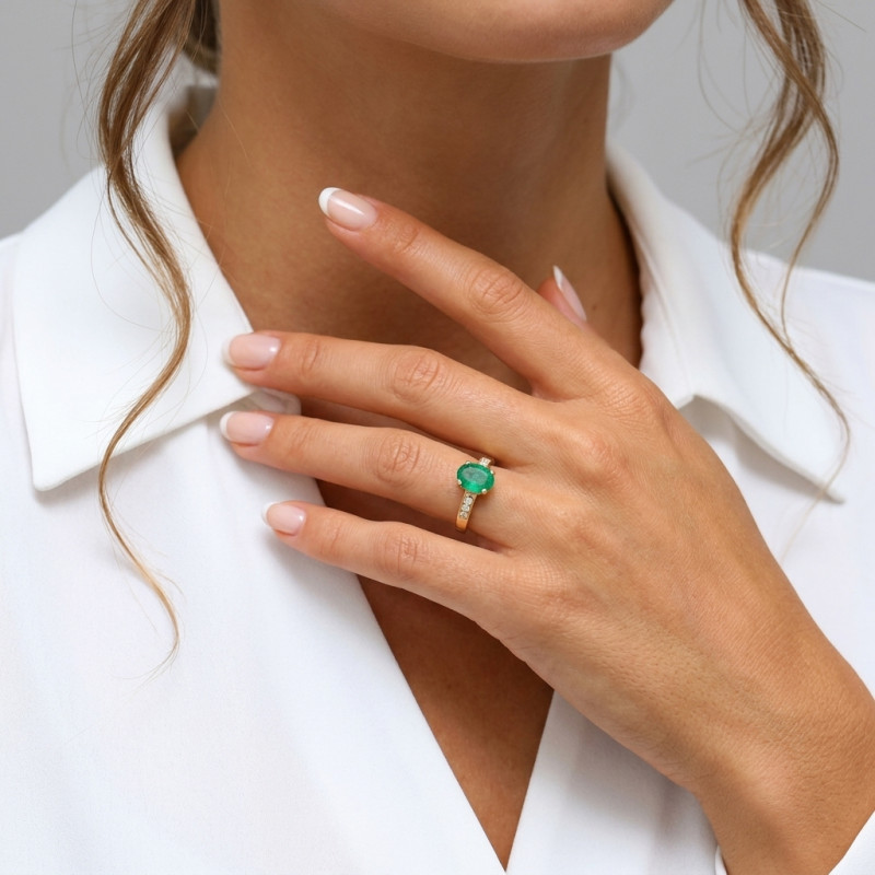 Bague Solitaire Or Jaune 750 Emeraude ovale 10x8mm et diamants porté