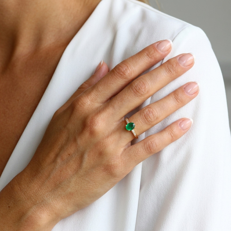 Bague Solitaire Or Jaune 750 Emeraude Ovale 8x6mm et Diamant porté