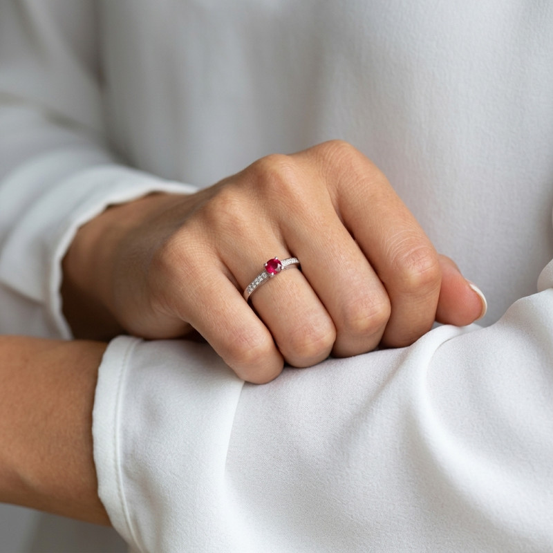 Bague Solitaire Rubis et Diamant en Or blanc 750 porté