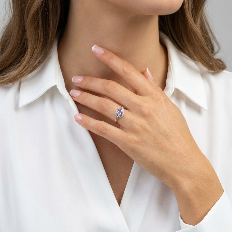 Bague  Tanzanite Ovale 5x4mm et Diamant en Or Blanc 375 porté