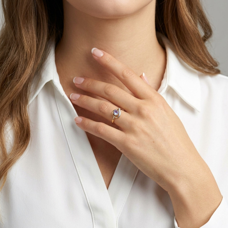 Bague  Tanzanite Ovale 5x4mm et Diamant en Or Jaune  375 porté