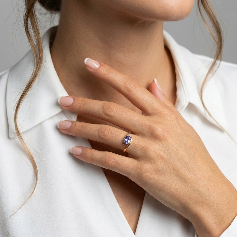 Bague Tanzanite Ovale 7x5mm Or Jaune porté