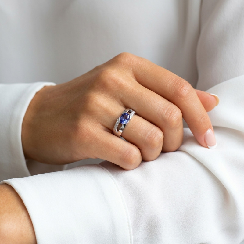 Bague Tanzanite Ovale 8x6mm et Diamant Or Blanc porté