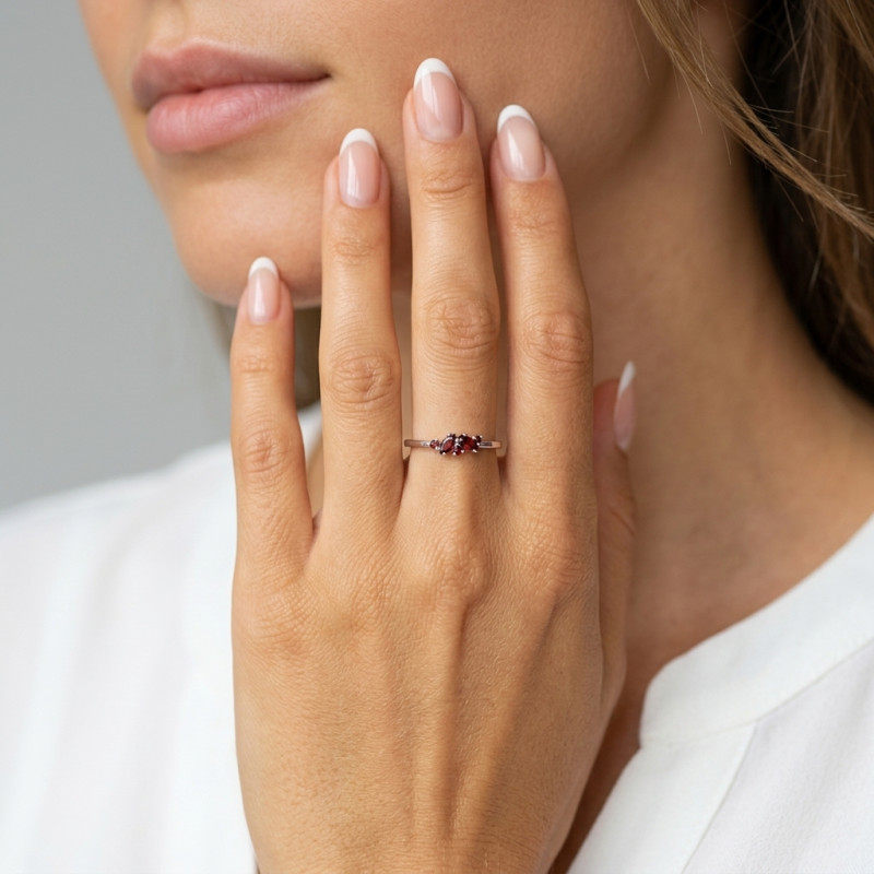 Bague Thelma Argent 925 Rhodié et Grenat porté
