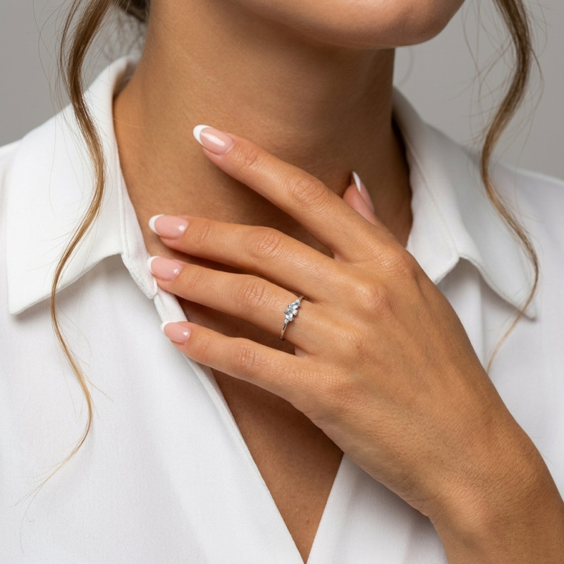 Bague Thelma Argent 925 Rhodié et Topaze bleue traitée porté