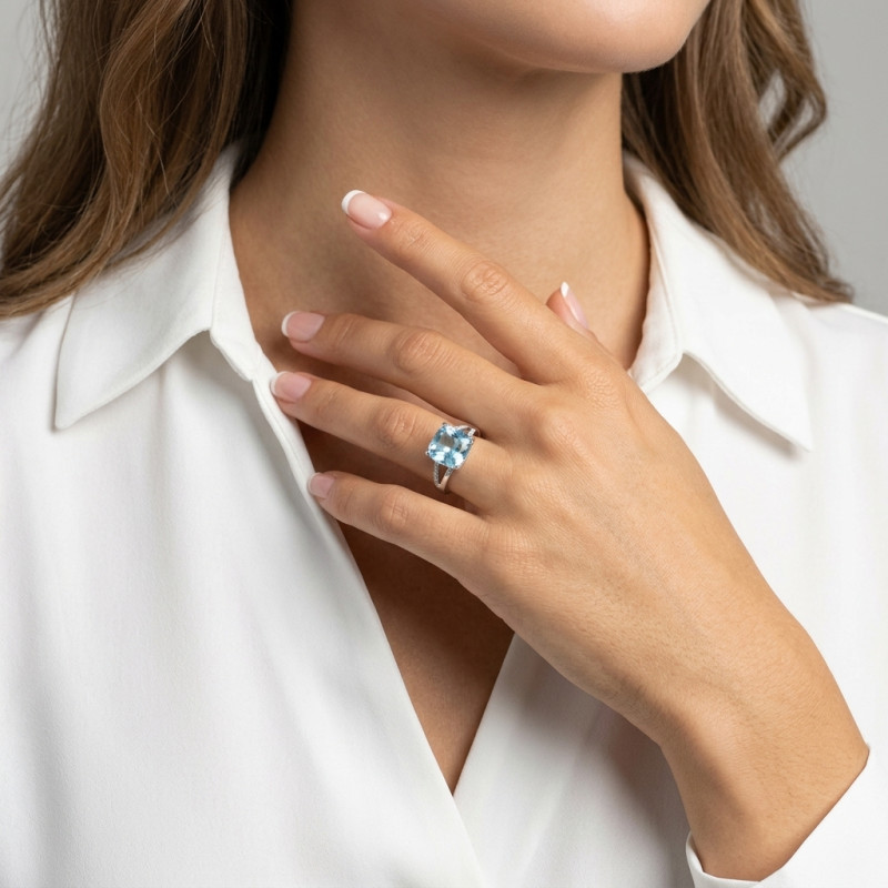 Bague Topaze bleue traitée  Coussin 10mm et Diamant Or Blanc 375 porté