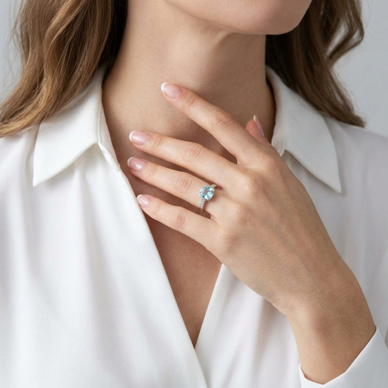 Bague  Topaze bleue traitée Coussin 8mm et Diamant en Or Blanc 375 porté