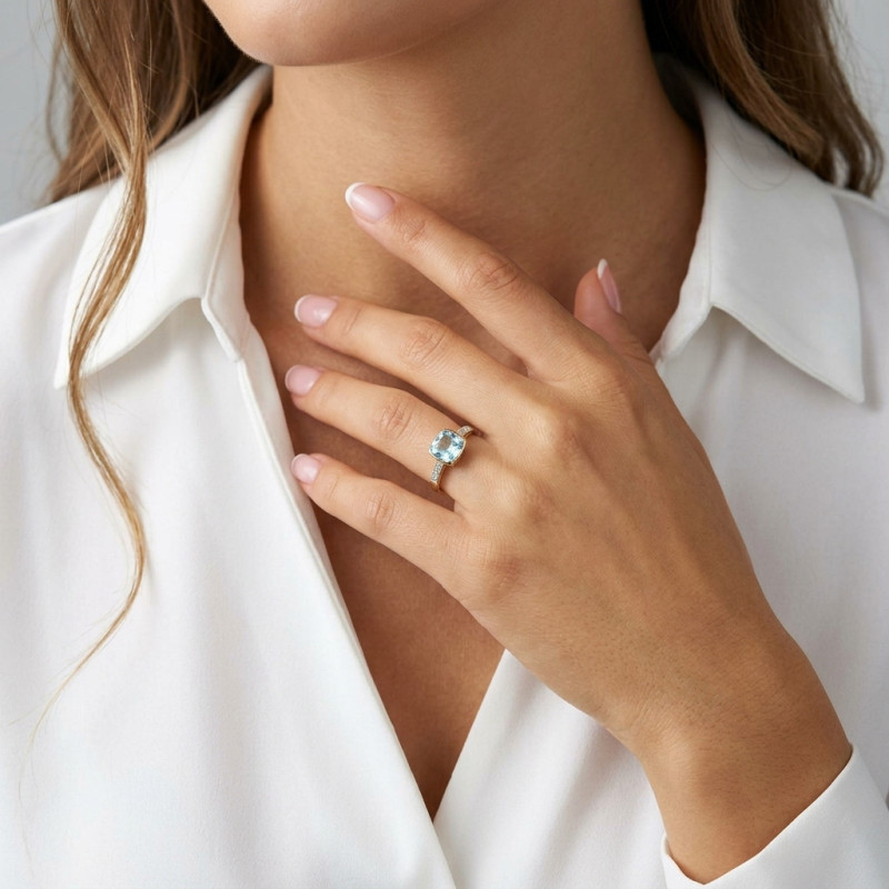 Bague  Topaze bleue traitée Coussin 8mm et Diamant en Or Jaune 375 porté