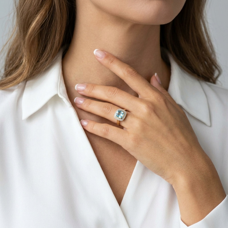 Bague Topaze bleue traitée Coussin 8mm et Diamant Or Jaune 375   porté