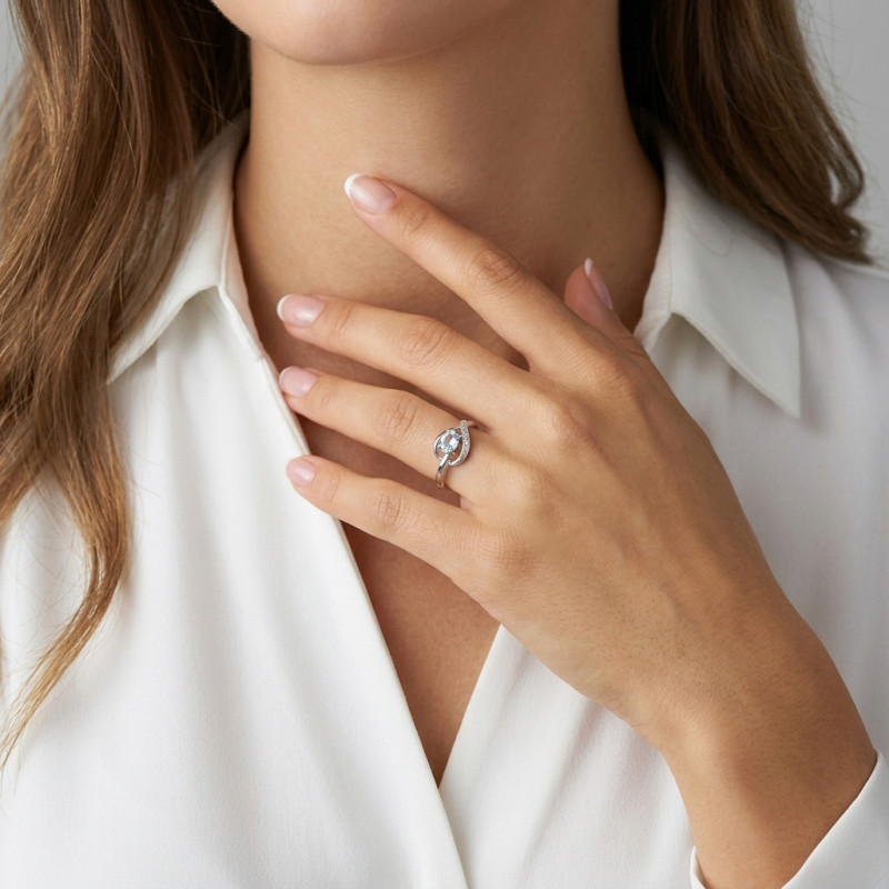 Bague Topaze bleue traitée  Ovale 5x4mm et Diamant en Or Blanc 375  porté