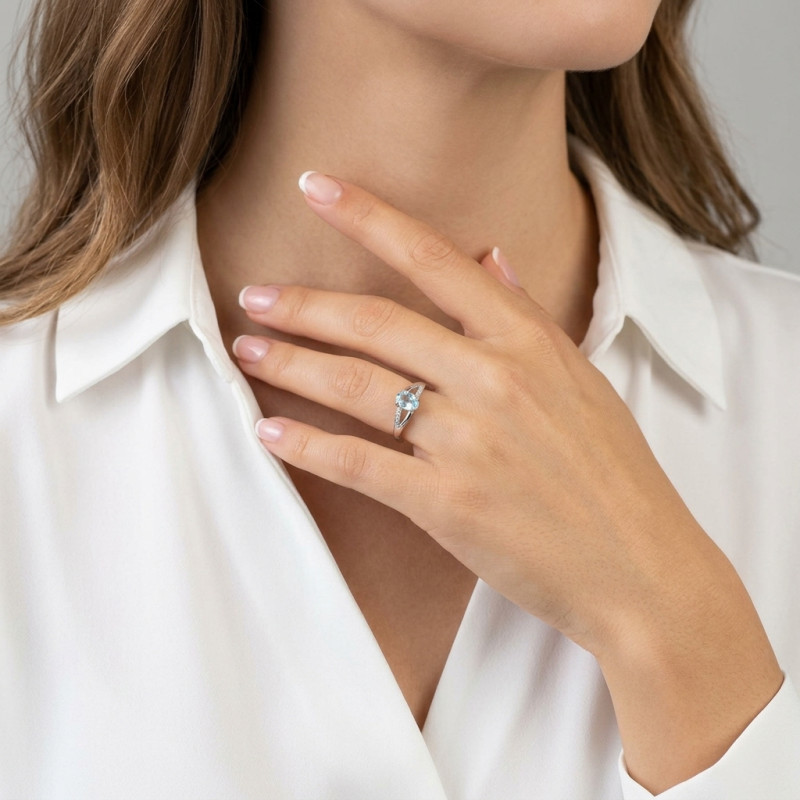 Bague Topaze Bleue Traitée Ovale 6x4mm et Diamant en Or Blanc 375 porté