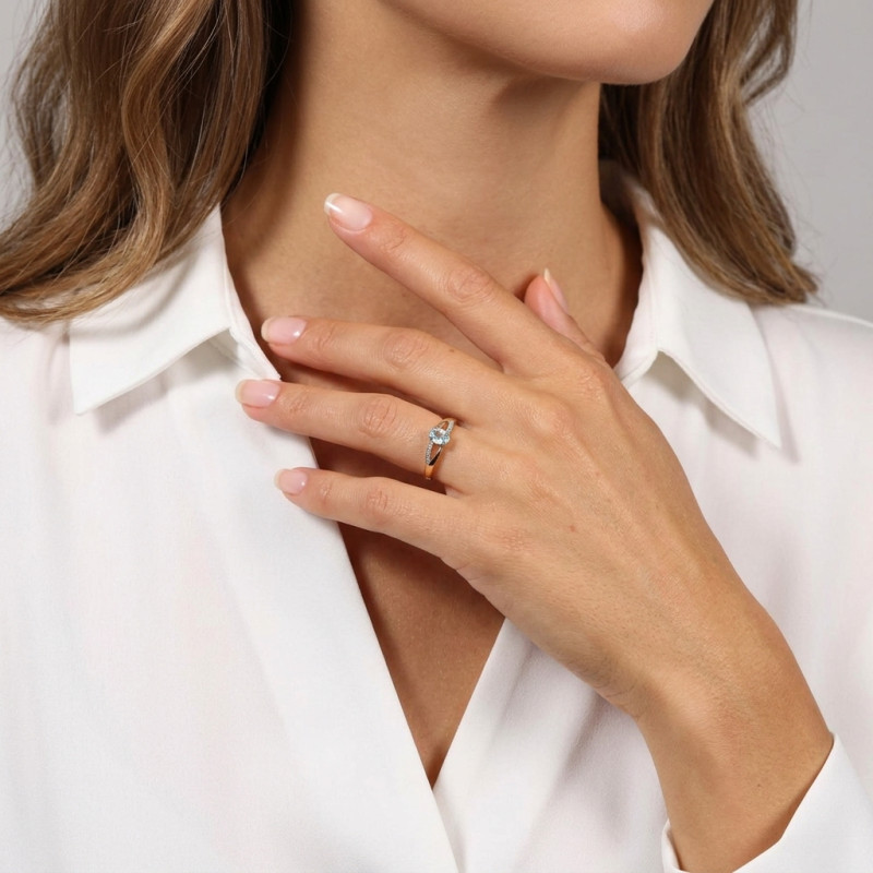 Bague Topaze Bleue Traitée Ovale 6x4mm et Diamant en Or Jaune 375 porté