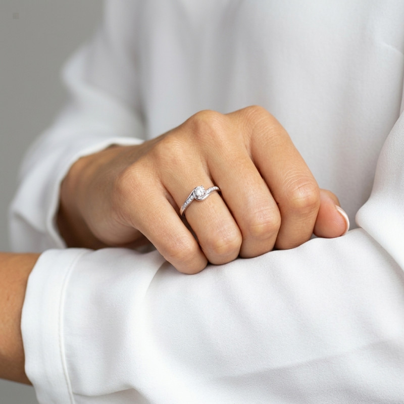 Bague Tourbillon  Or Blanc Diamant  porté