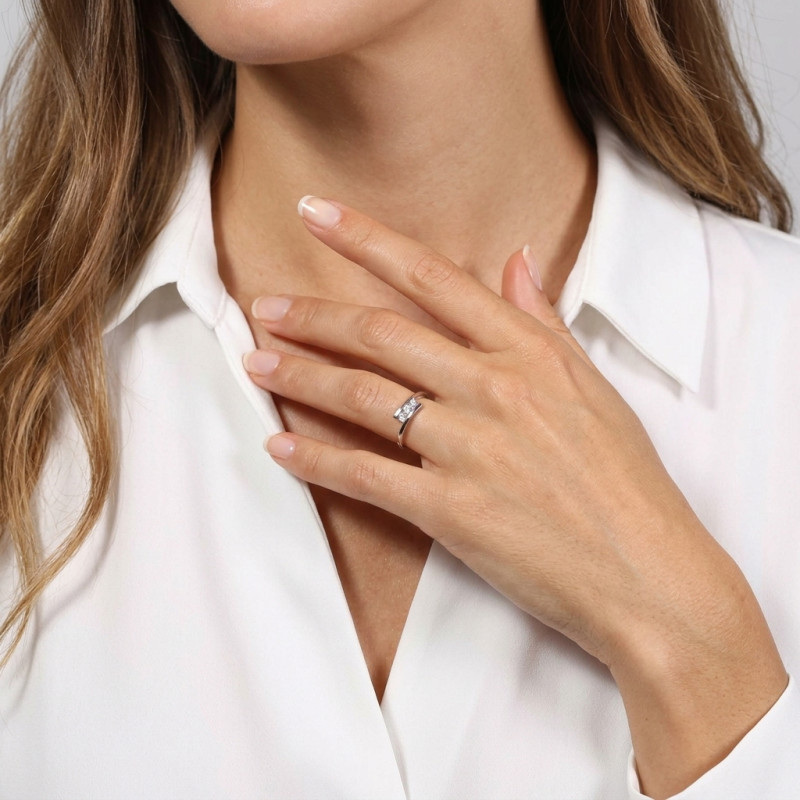 Bague trilogie en or blanc  375 et oxyde de zirconium porté
