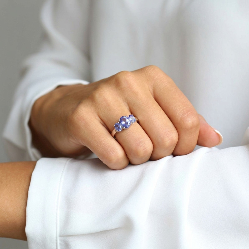 Bague Trilogie Or Blanc 750 Tanzanite porté