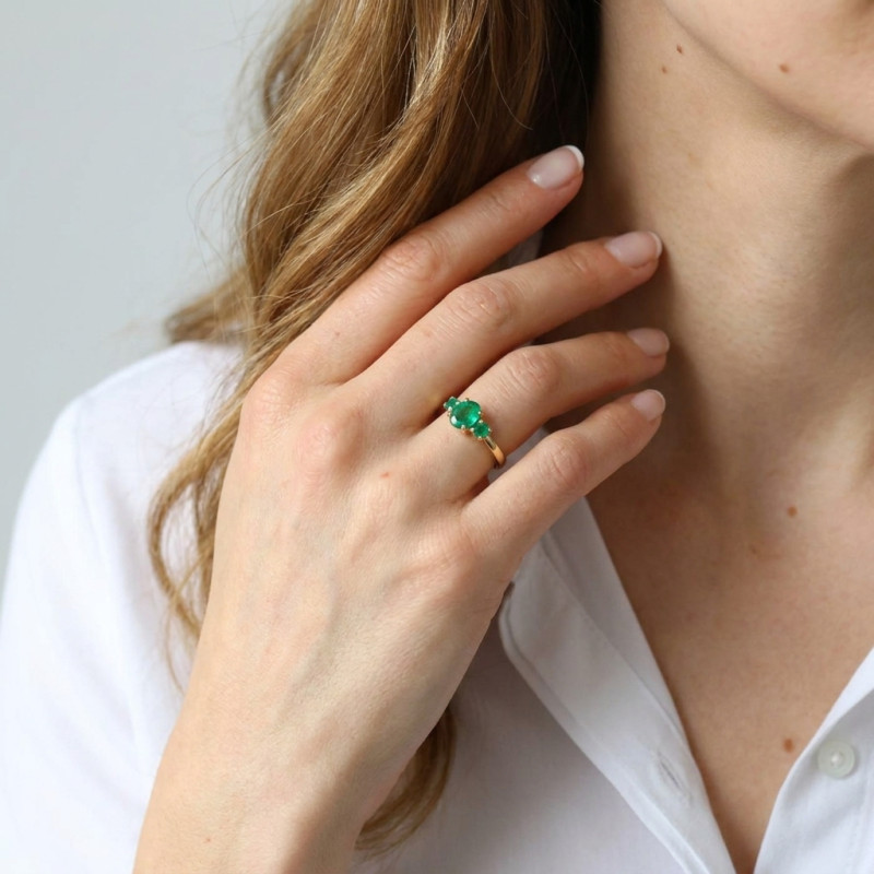 Bague Trilogie Or Jaune 750 Emeraude Ovale et Rondes porté