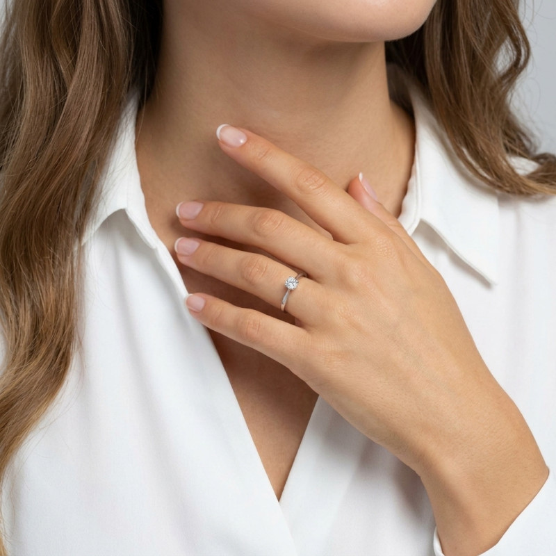 Bague type solitaire en or blanc 375 et oxyde de zirconium porté